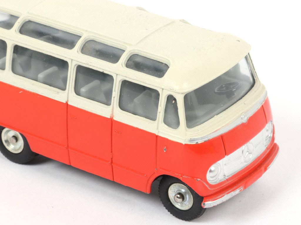 Lot 124 - DINKY TOYS (FRANCE) (1)