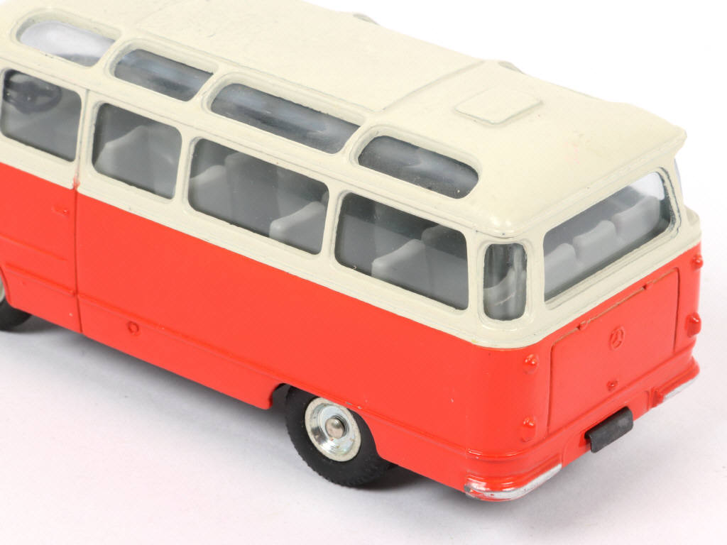 Lot 124 - DINKY TOYS (FRANCE) (1)