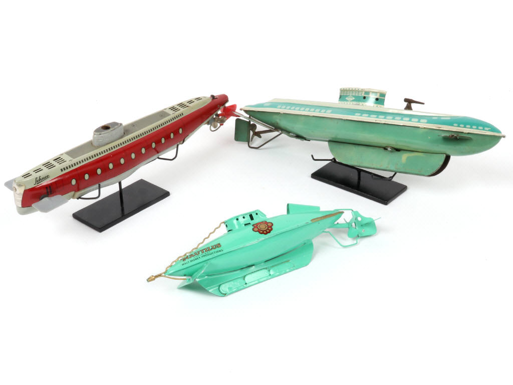 Lot 172 - DIVERS (3)