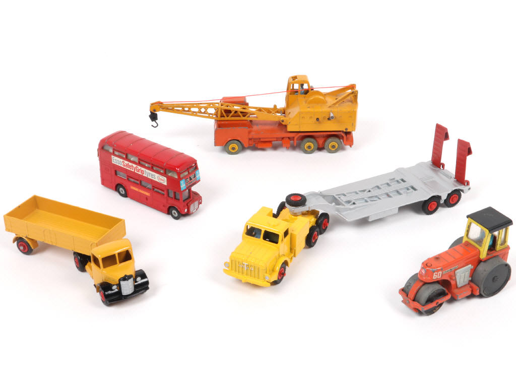 Lot 76 - DINKY TOYS (GB) (5)