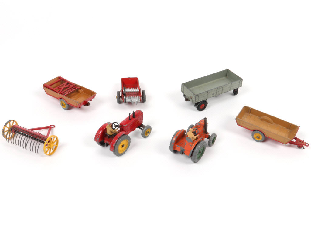 Lot 117 - DINKY TOYS (7)