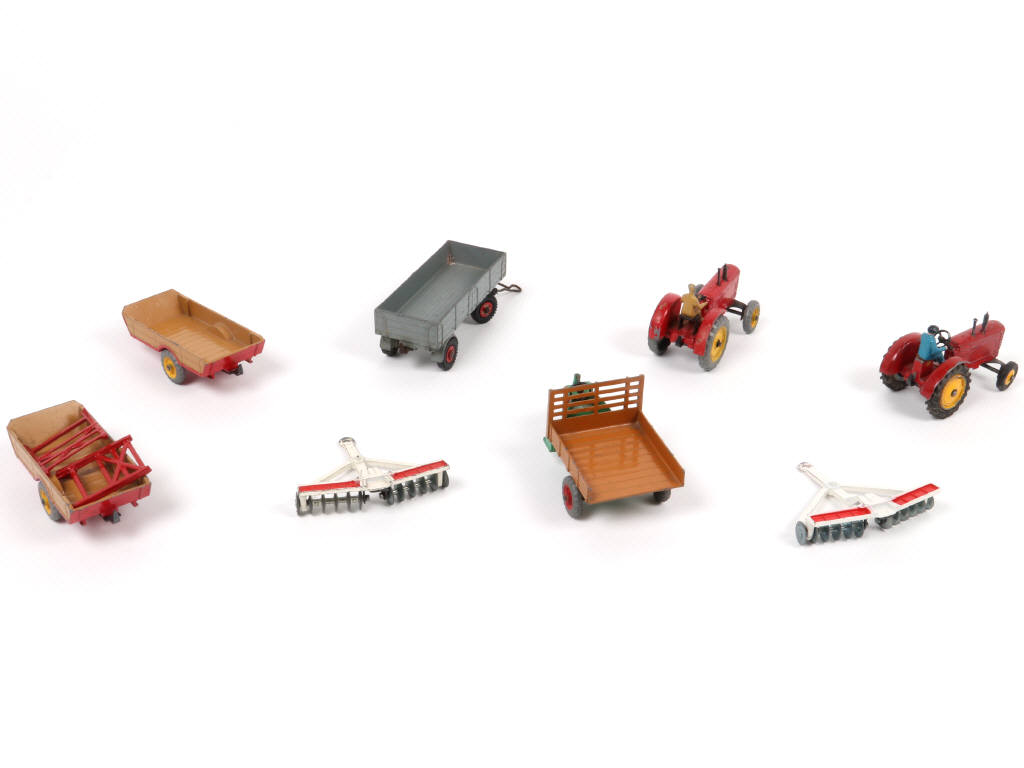 Lot 118 - DINKY TOYS (8)