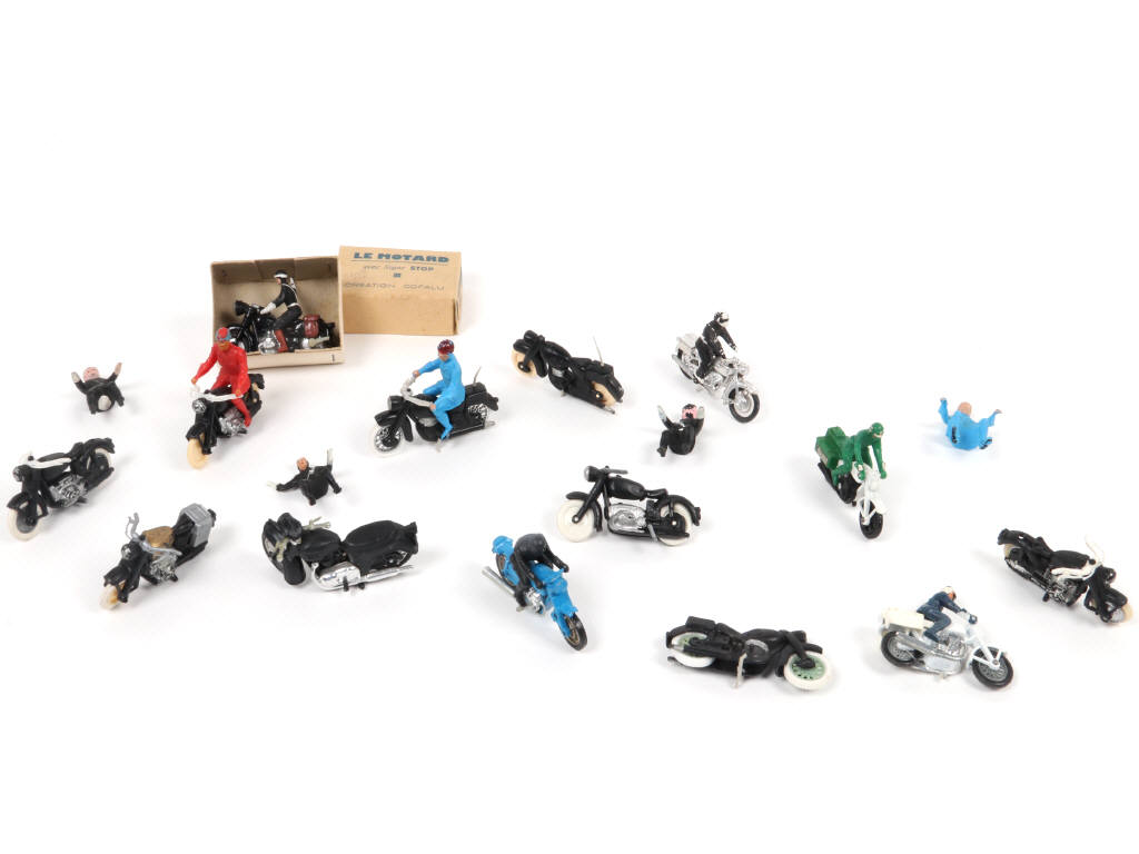 Lot 120 - DIVERS (14)