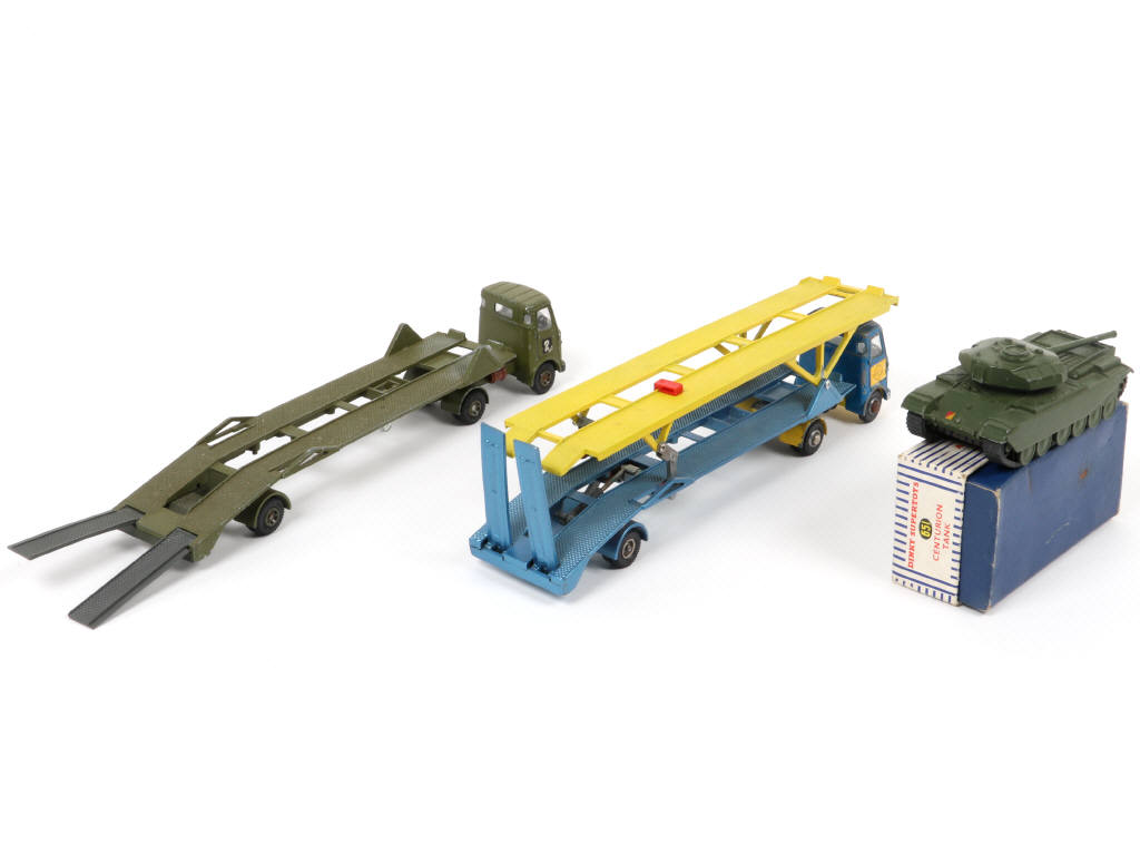 Lot 137 - DINKY TOYS (GB) (3)