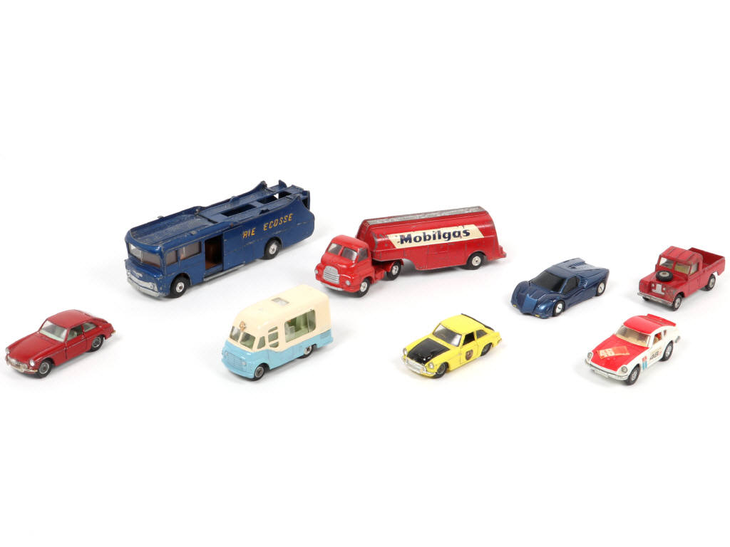 Lot 138 - CORGI TOYS (GB) (8)