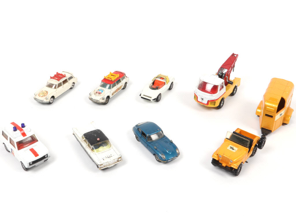 Lot 144 - CORGI TOYS (GB) (8)