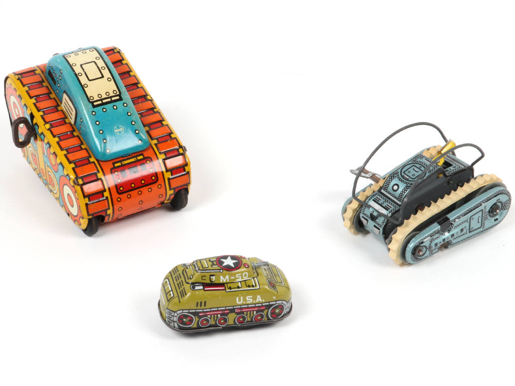 Lot 215 - DIVERS (3)