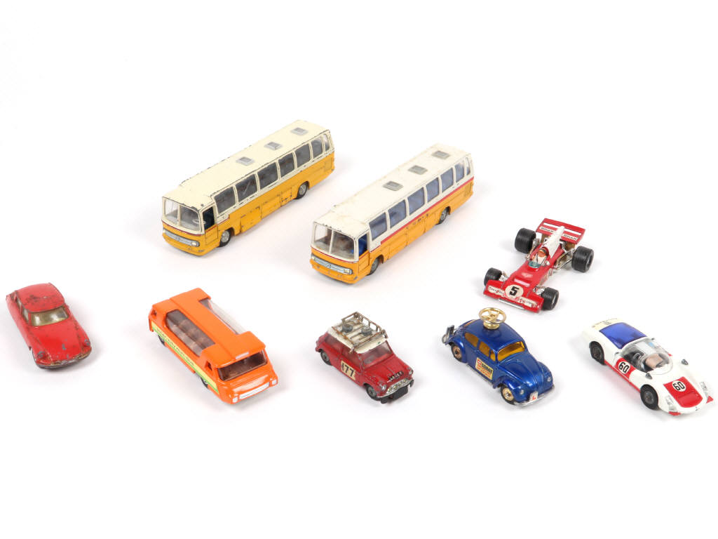 Lot 230 - DIVERS (8)