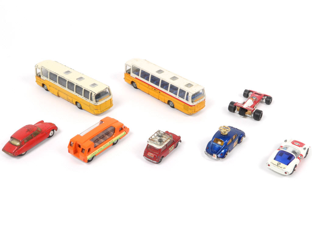 Lot 230 - DIVERS (8)