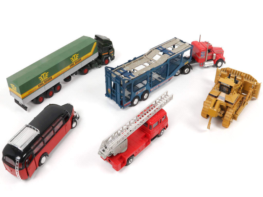 Lot 232 - DIVERS (5)