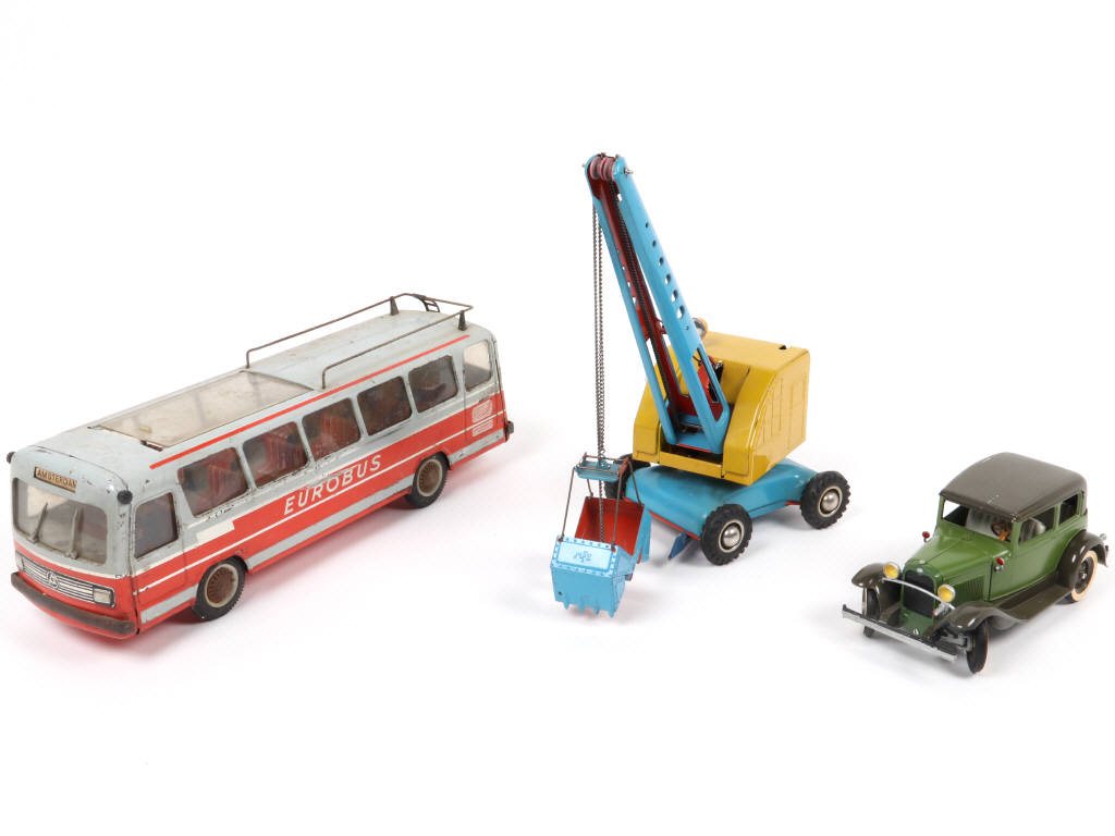 Lot 233 - DIVERS (3)