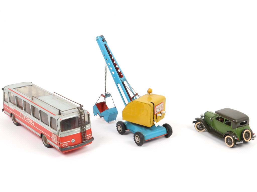 Lot 233 - DIVERS (3)