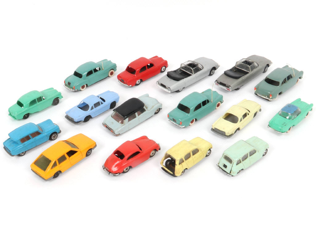 Lot 137 - DIVERS (16)