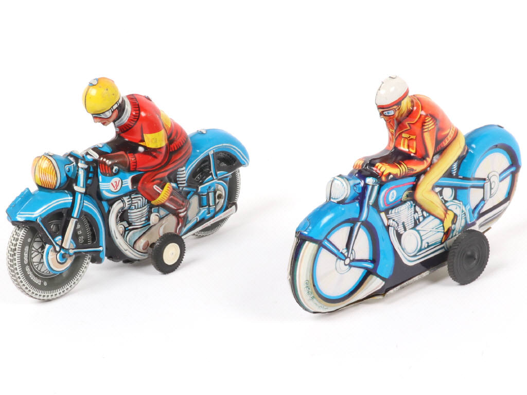 Lot 71 - DIVERS (2)