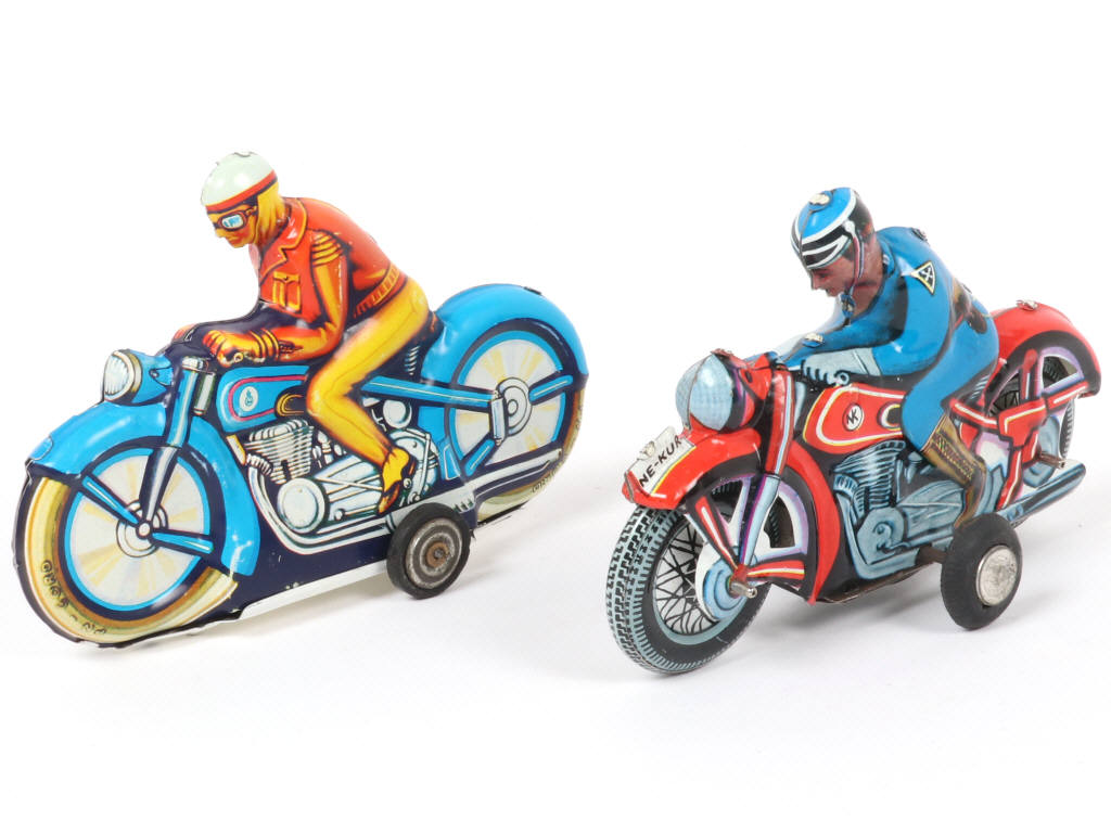 Lot 72 - DIVERS (2)