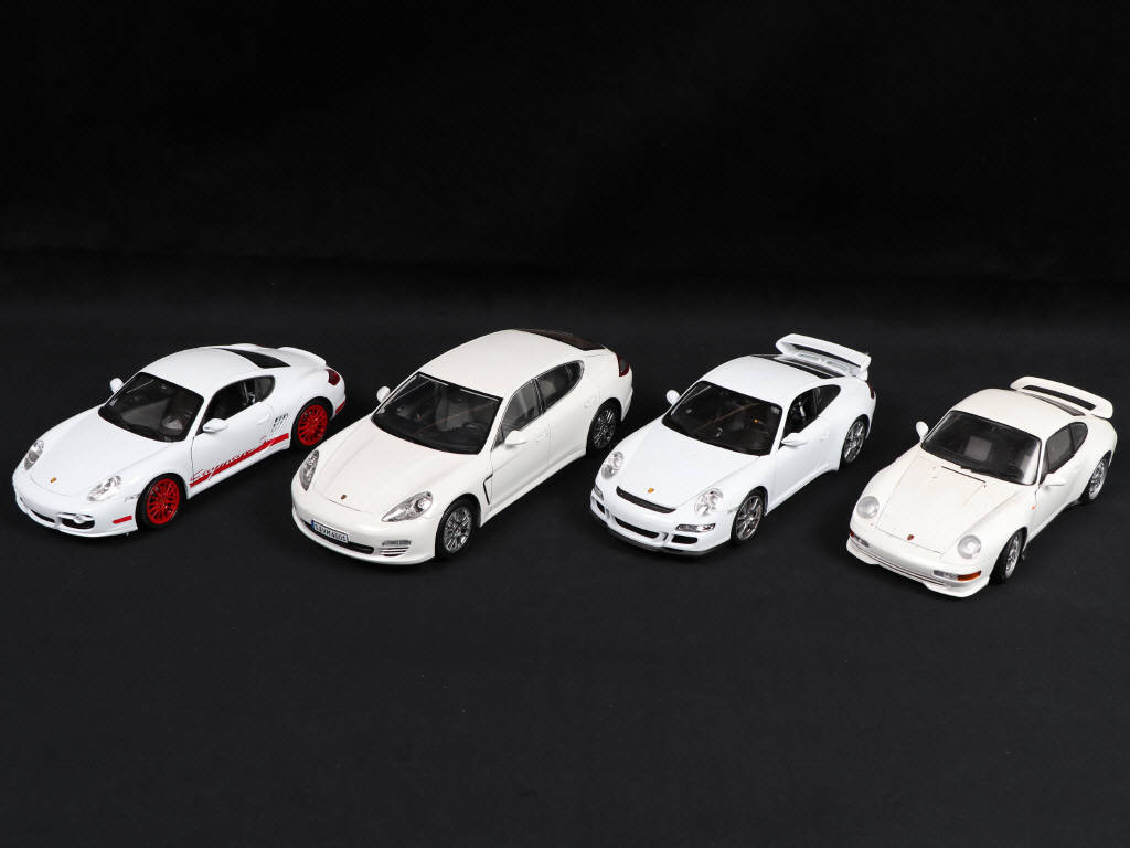 Lot 168 - DIVERS (4)