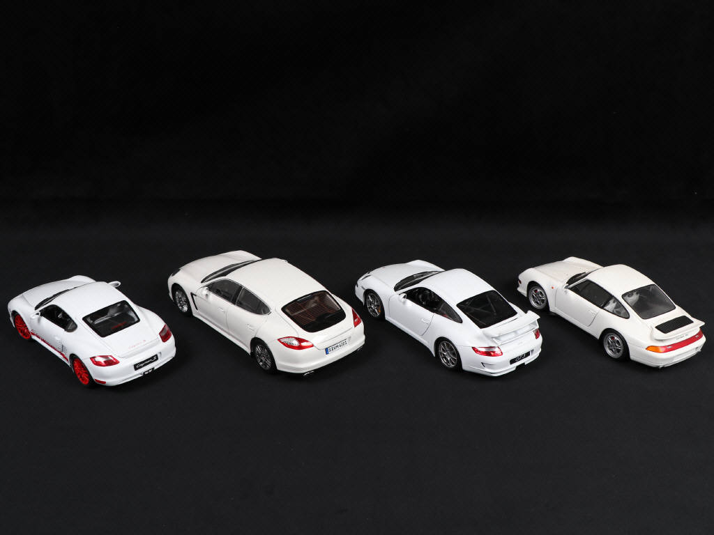 Lot 168 - DIVERS (4)