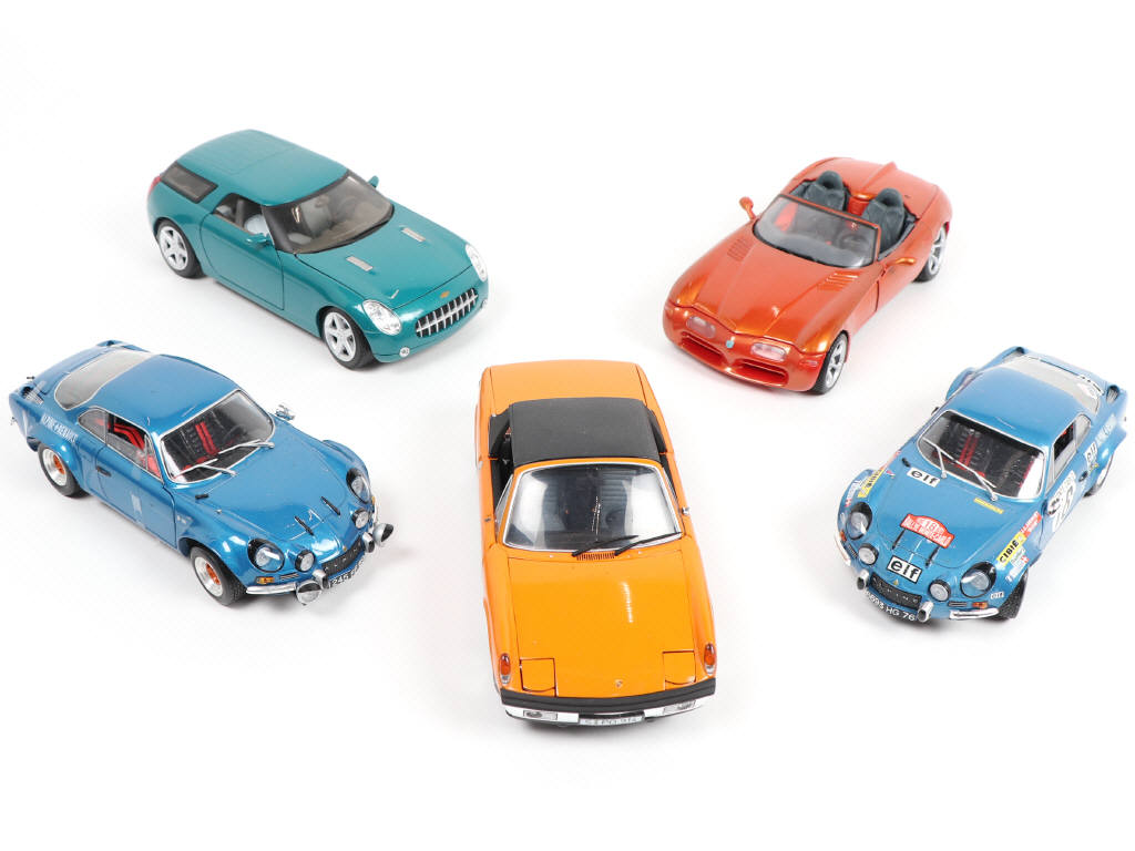 Lot 188 - DIVERS (5)