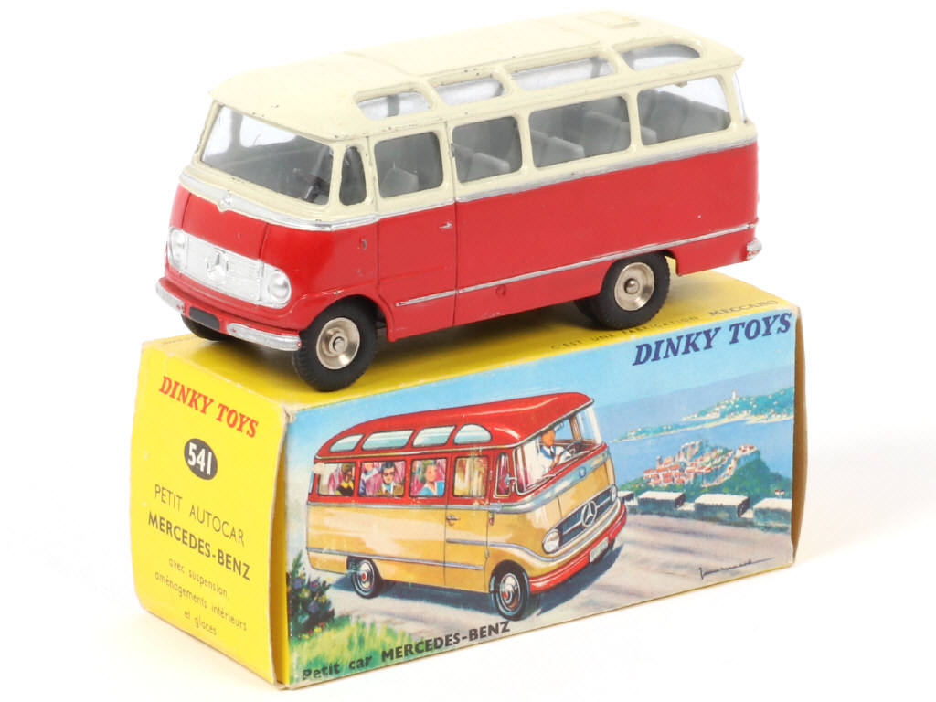 Lot 220 - DINKY TOYS (FRANCE) (1)