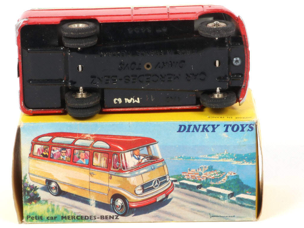 Lot 220 - DINKY TOYS (FRANCE) (1)