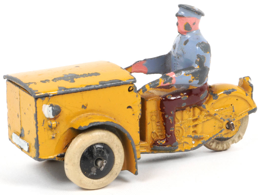 Lot 82 - DINKY TOYS (FRANCE) (1)