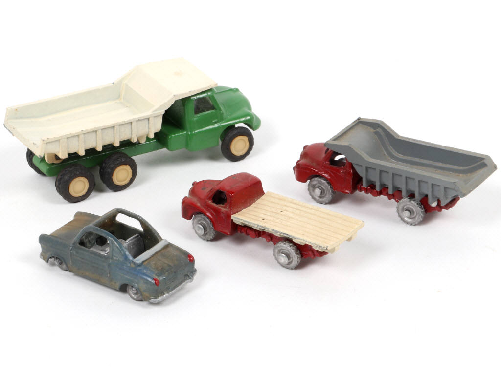 Lot 223 - DIVERS (4)