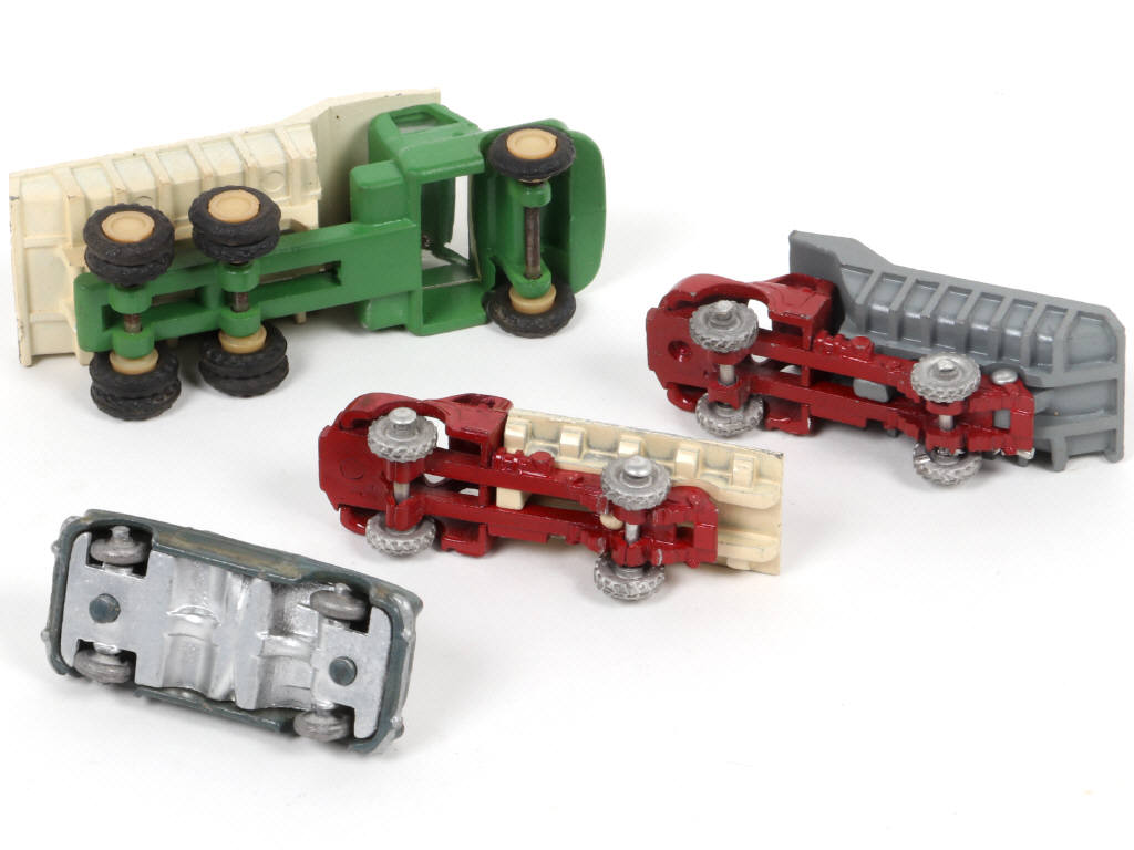 Lot 223 - DIVERS (4)