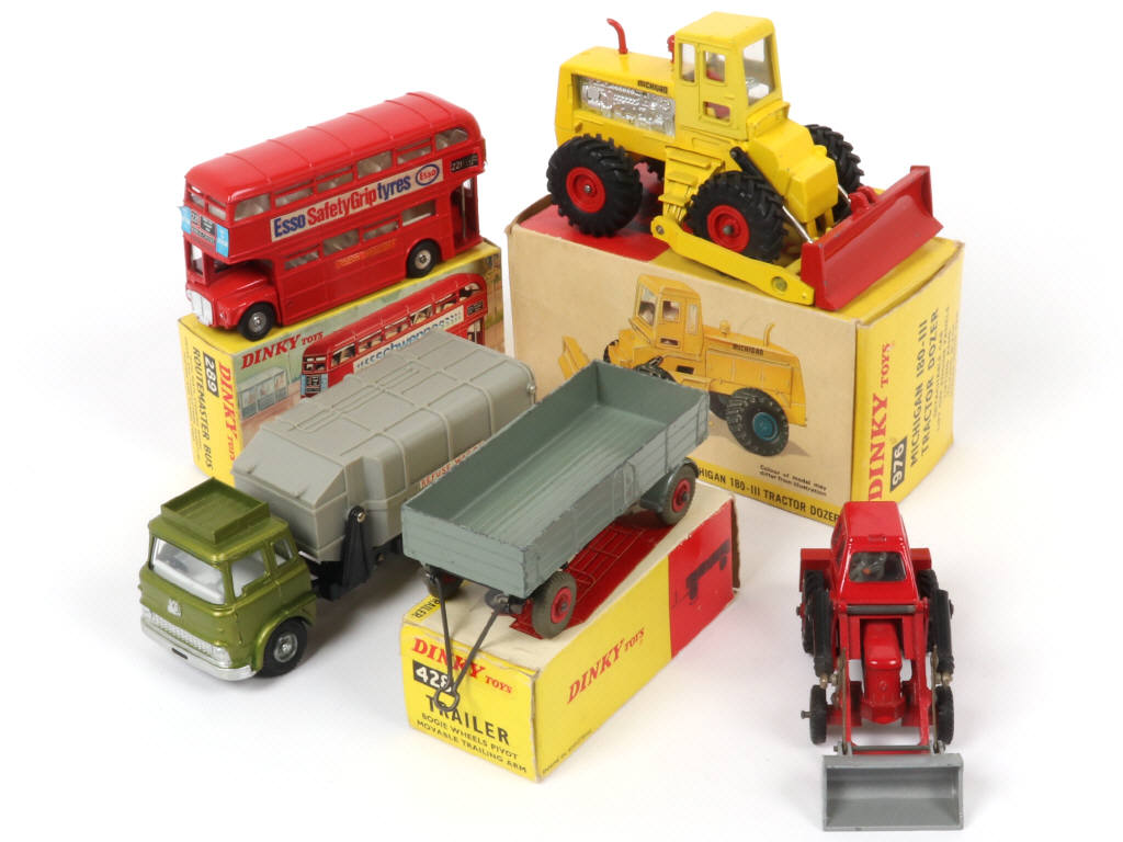 Lot 131 - DINKY TOYS (GB) (5)