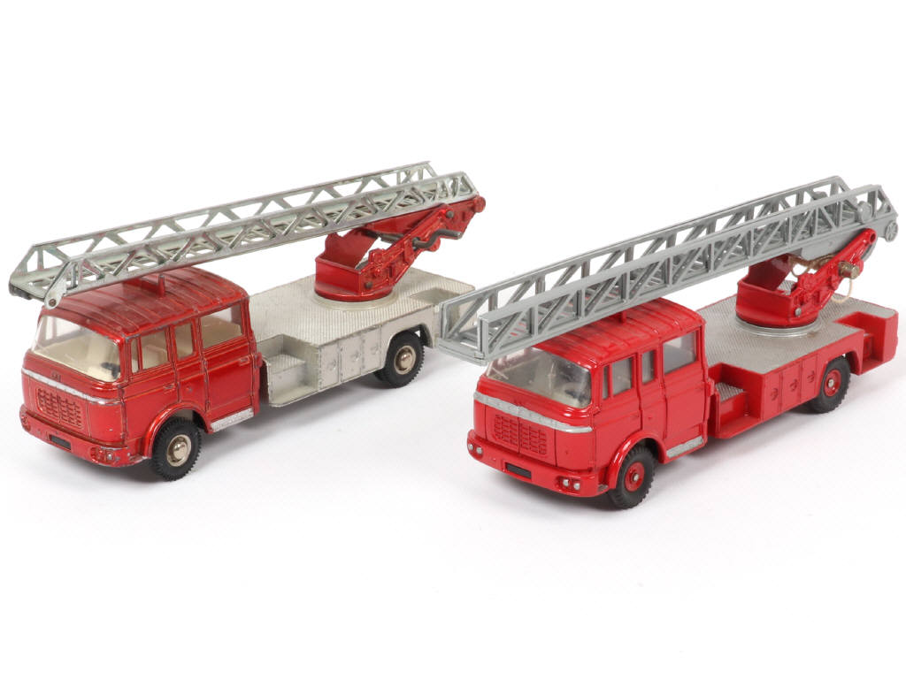 Lot 121 - DINKY TOYS (GB) (2)