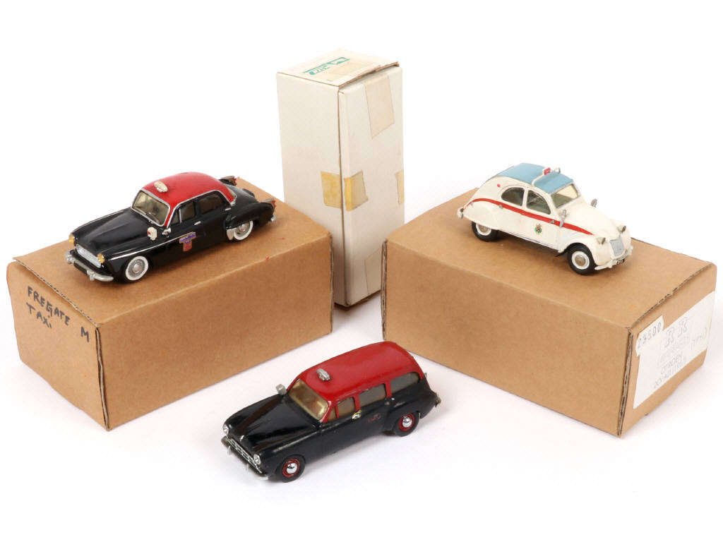 Lot 142 - DIVERS (3)