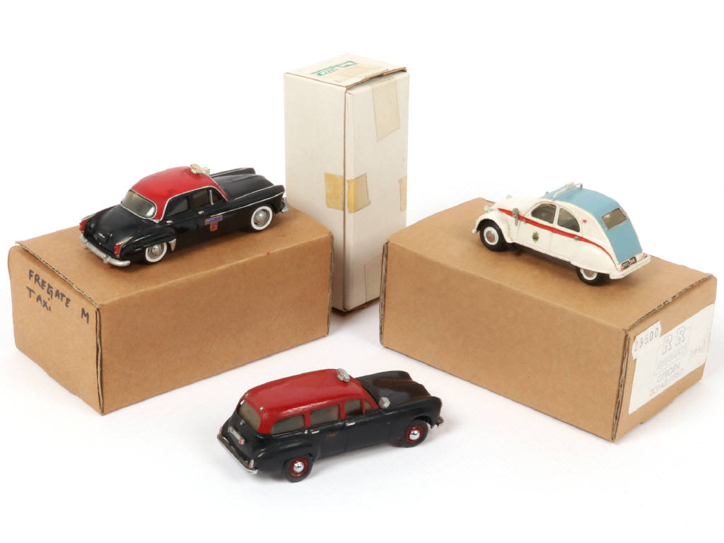 Lot 142 - DIVERS (3)