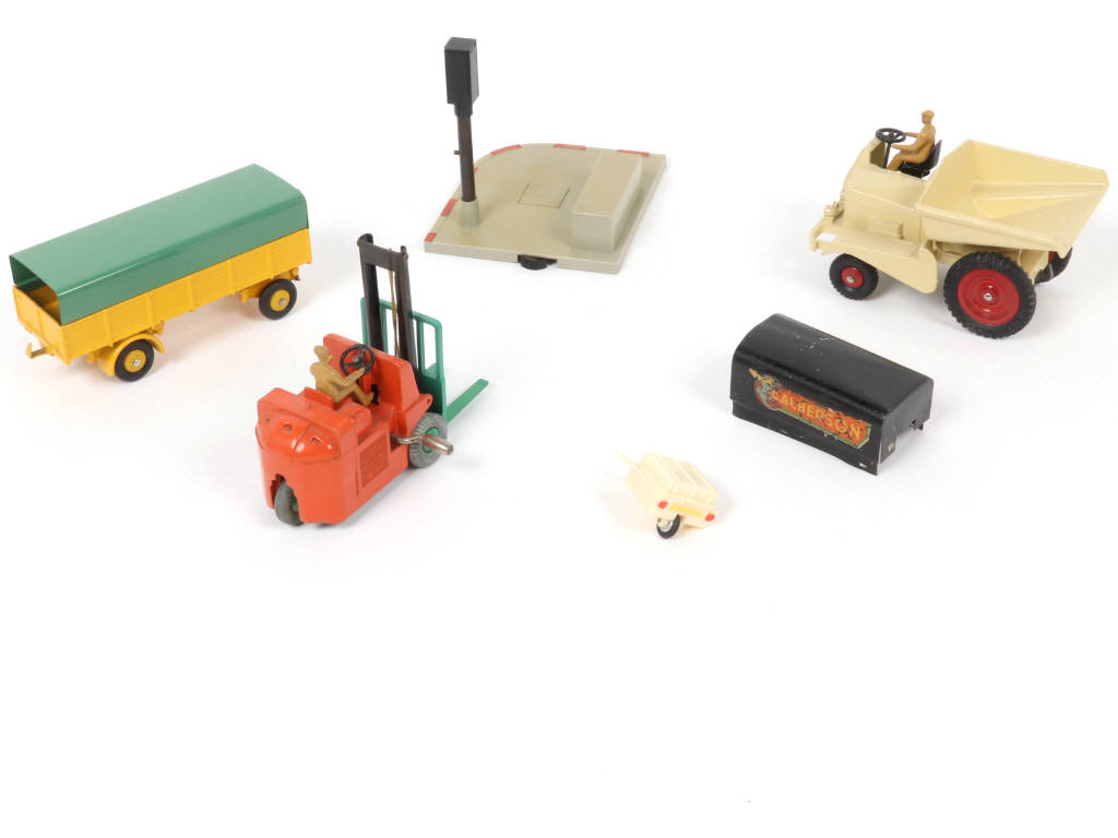 Lot 261 - DINKY TOYS (FRANCE) (6)