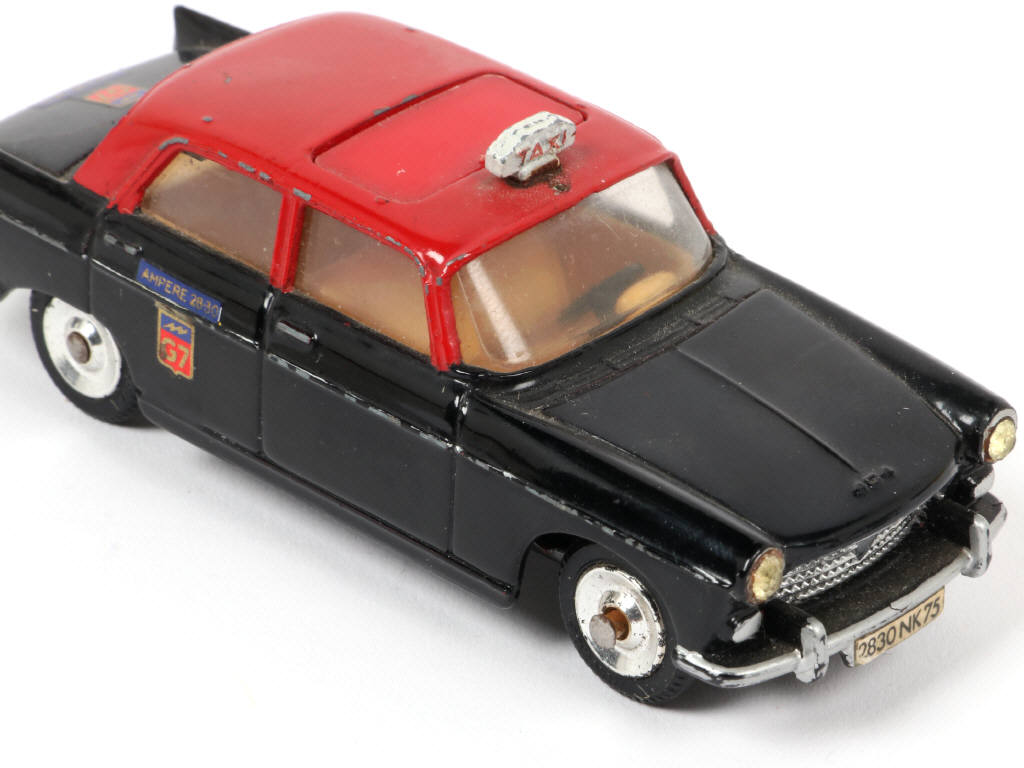 Lot 505 - DINKY TOYS (FRANCE) (3)