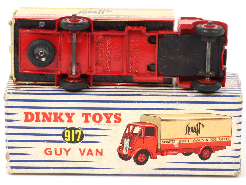 Lot 597 - DINKY TOYS (GB) (1)