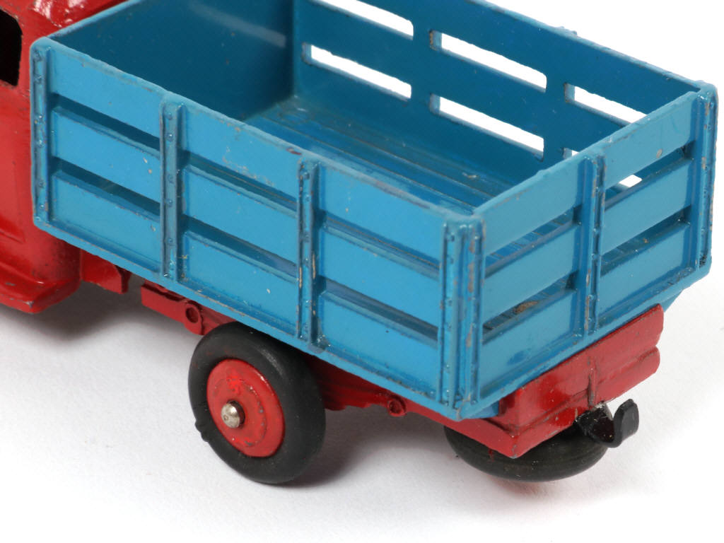 Lot 524 - DINKY TOYS (FRANCE) (1)