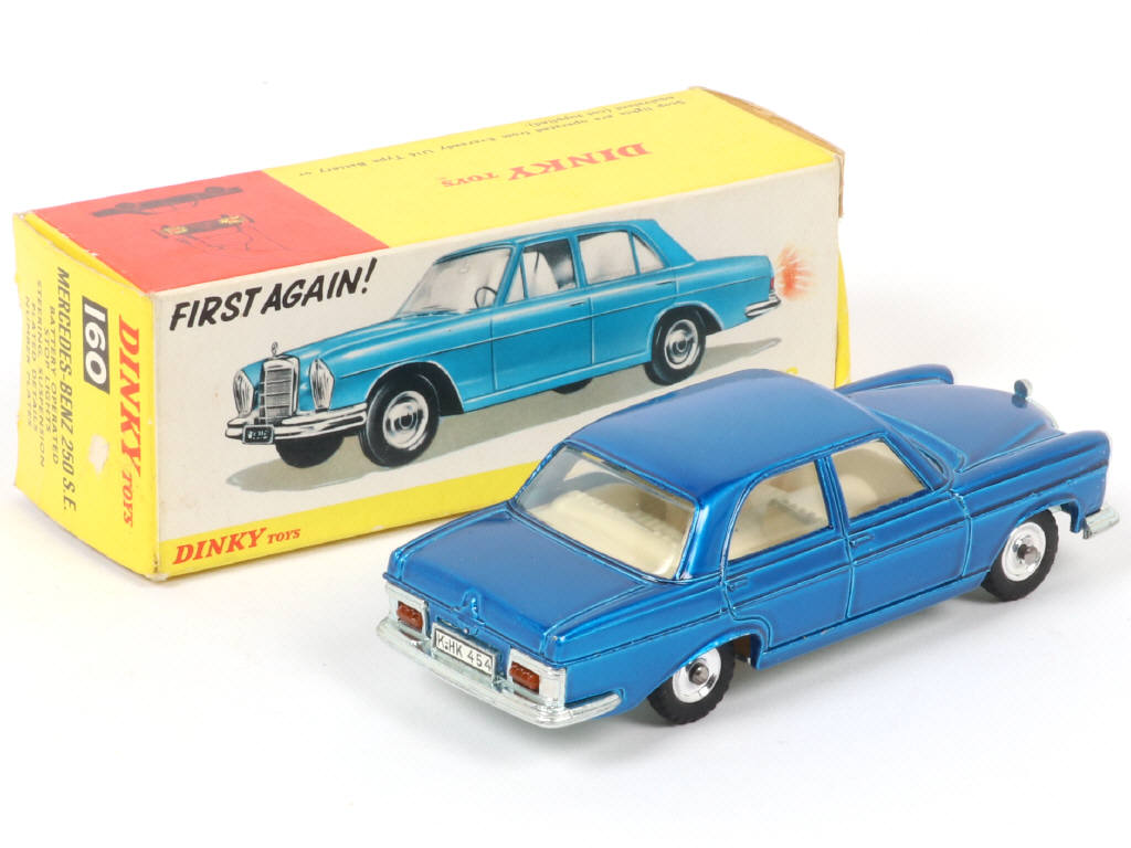 Lot 581 - DINKY TOYS (GB) (1)