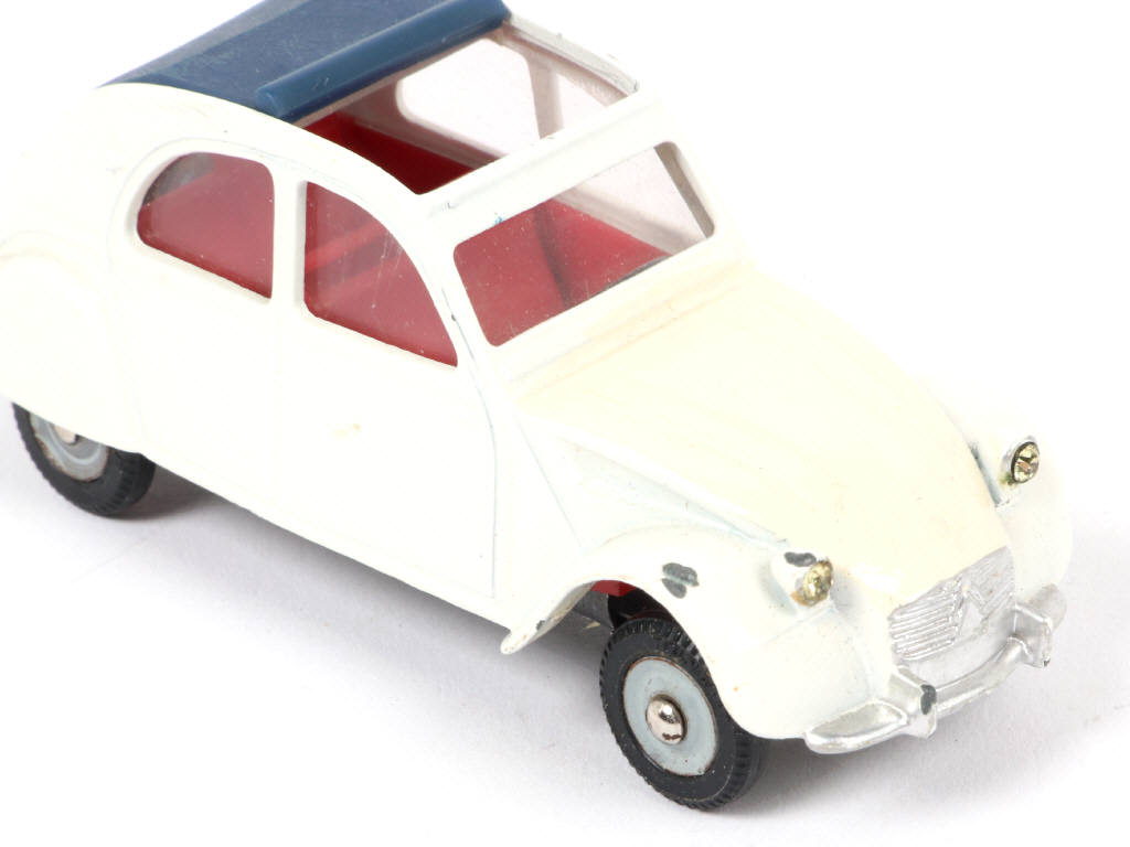 Lot 452 - DINKY TOYS (FRANCE) (1)