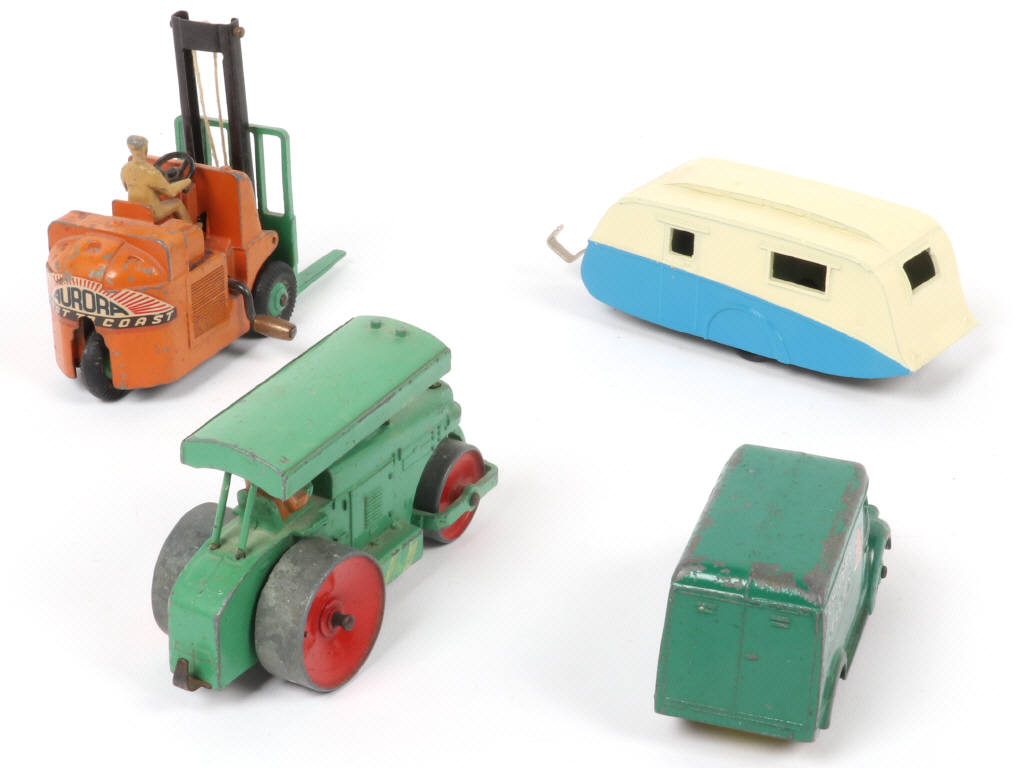 Lot 265 - DINKY TOYS (GB) (4)