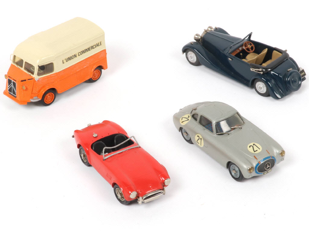 Lot 105 - DIVERS (4)