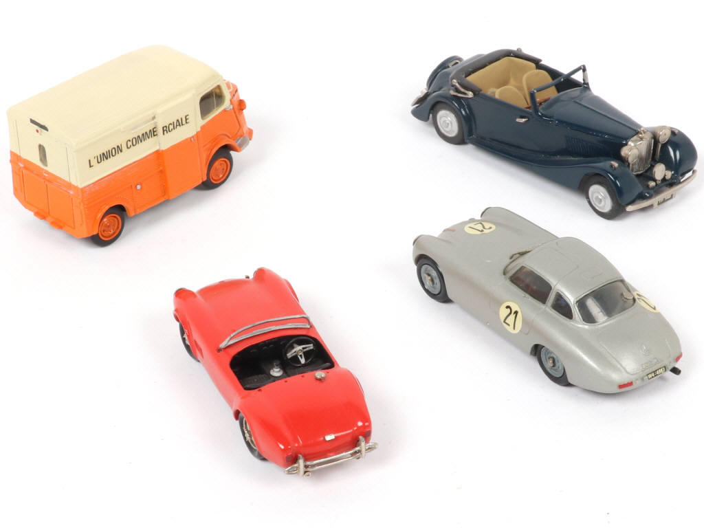 Lot 105 - DIVERS (4)