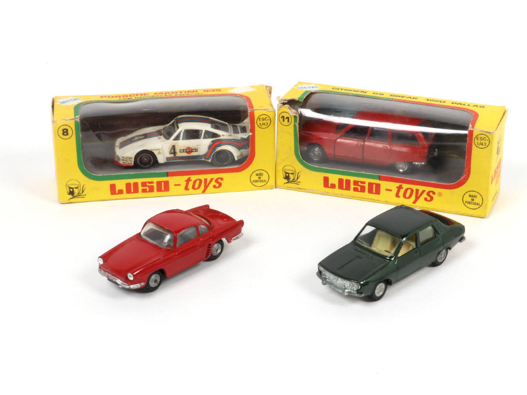 Lot 143 - DIVERS (4)