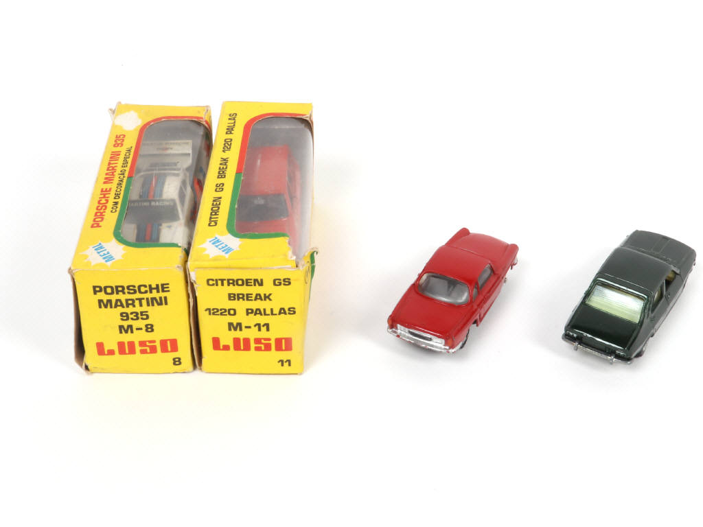 Lot 143 - DIVERS (4)