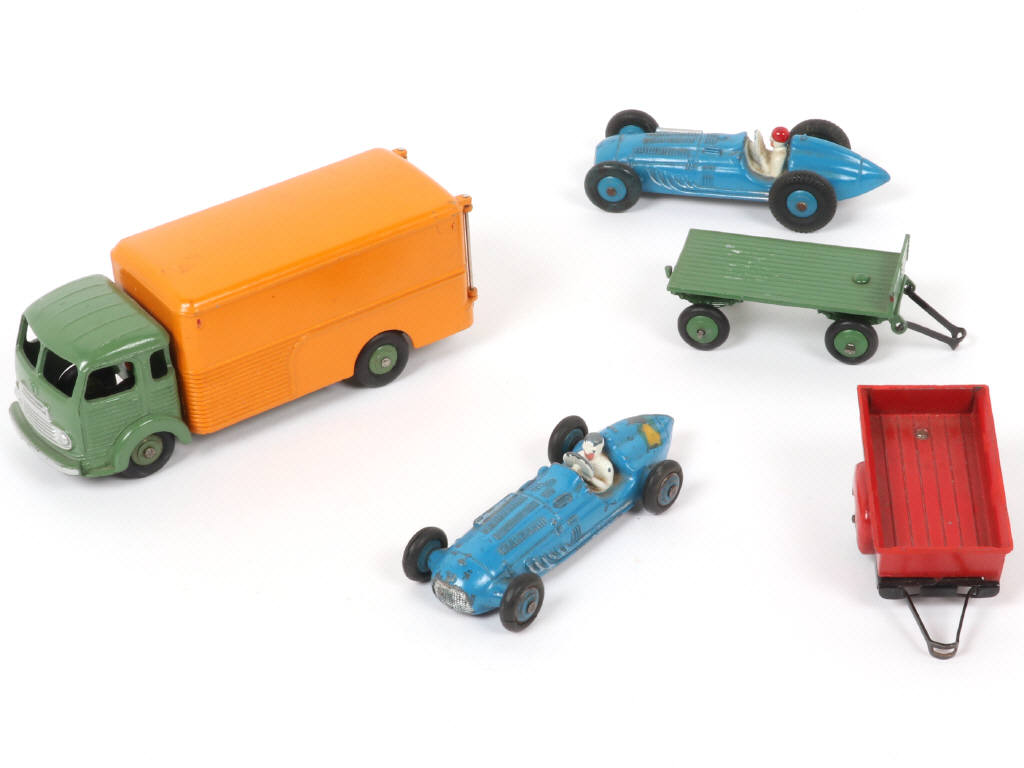 Lot 335 - DINKY TOYS (FRANCE) (5)