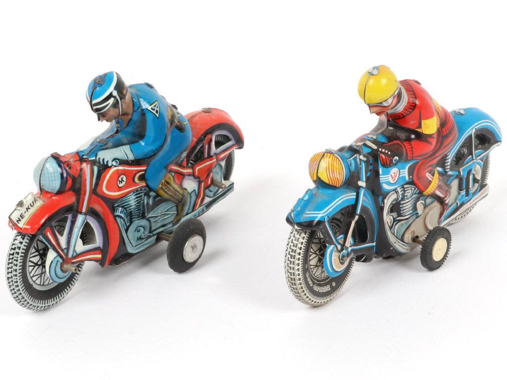 Lot 56 - DIVERS (2)