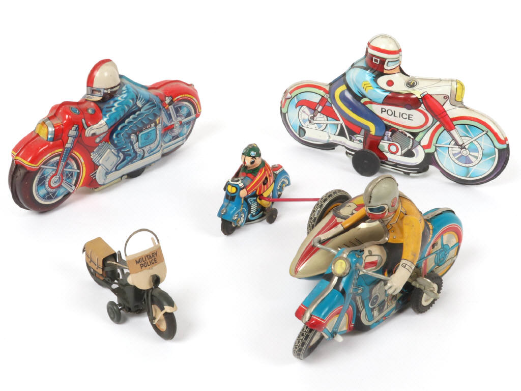 Lot 63 - DIVERS (5)