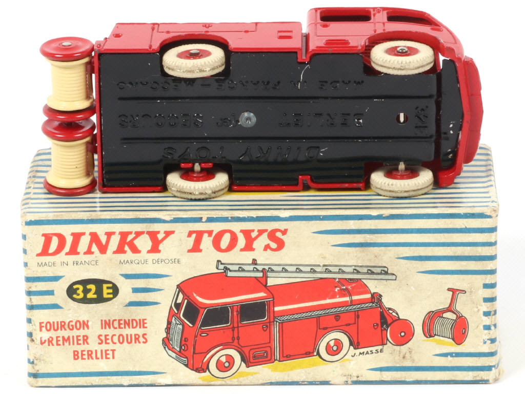 Lot 322 - DINKY TOYS (FRANCE) (1)