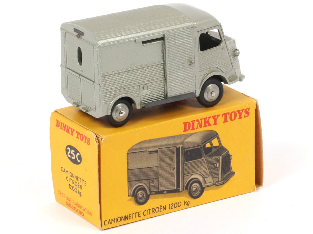 Lot 587 - DINKY TOYS (FRANCE) (1)