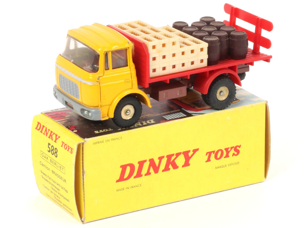 Lot 604 - DINKY TOYS (FRANCE) (1)