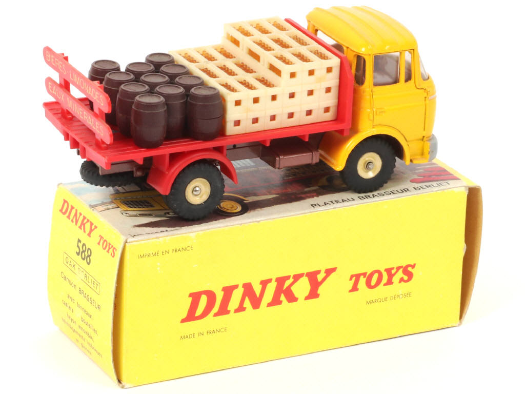 Lot 604 - DINKY TOYS (FRANCE) (1)