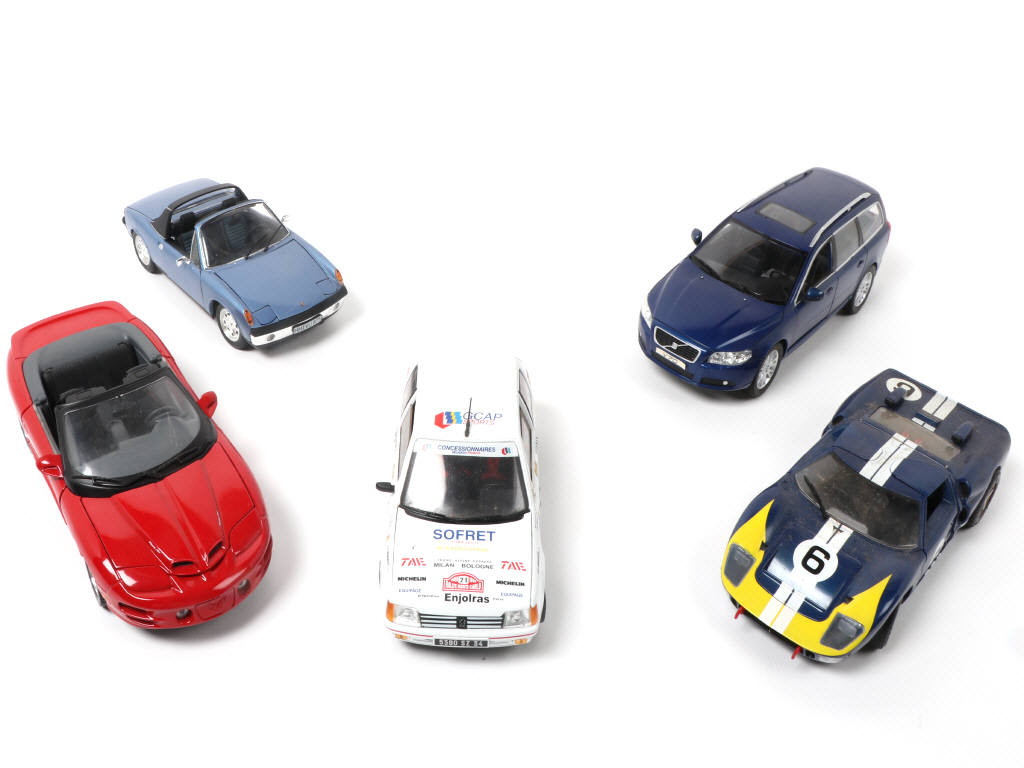 Lot 109 - DIVERS (5)